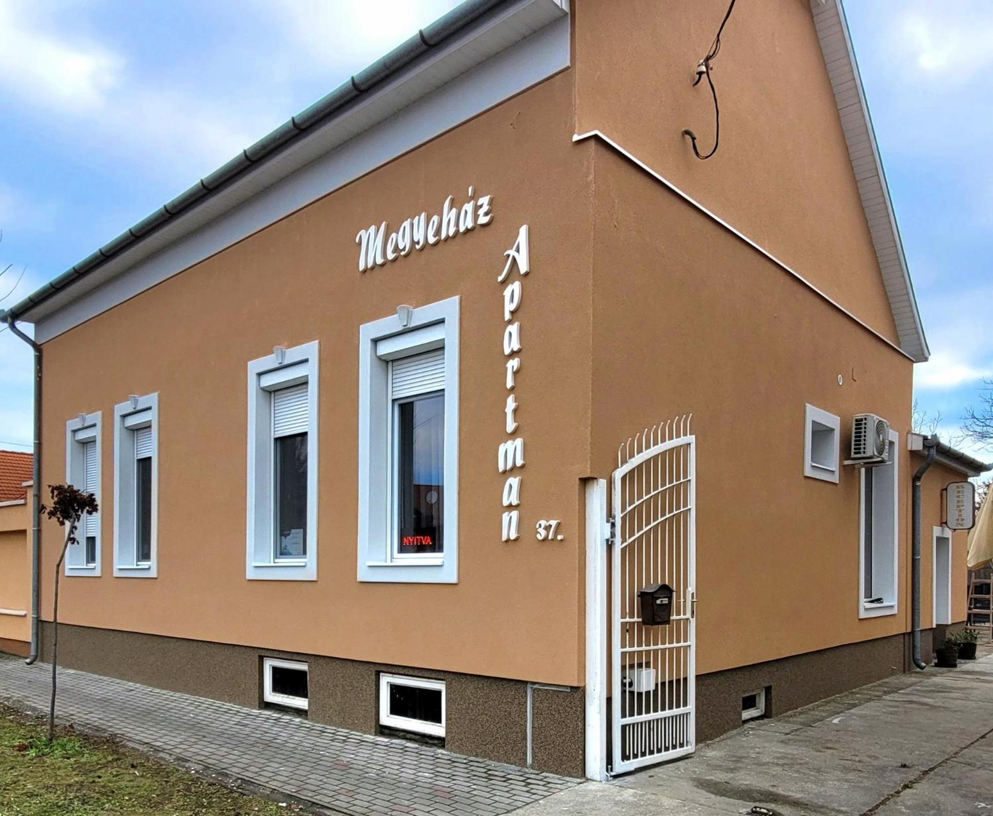 Megyehaz Apartman Mako Exterior photo